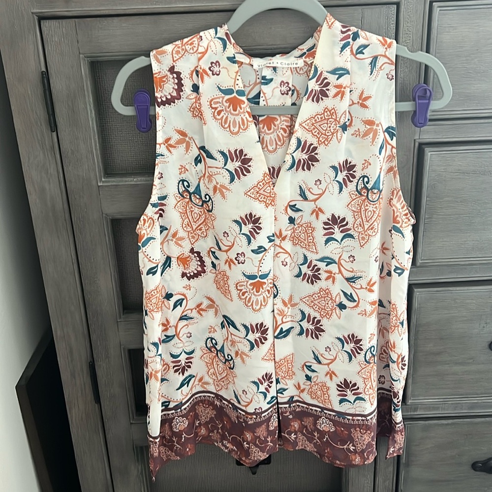 Beautiful flow blouse by Violet and Claire in size medium